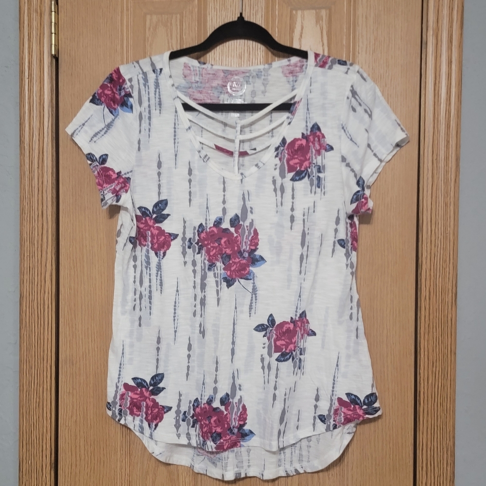 24/7 Maurices Med. White Top Pink Blue Gray Floral Flowers Strappy V-Neck cutout